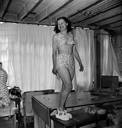Confección de ropa (aquí traje de baño) con lienzo plano, París, c. 1947 de Unknown